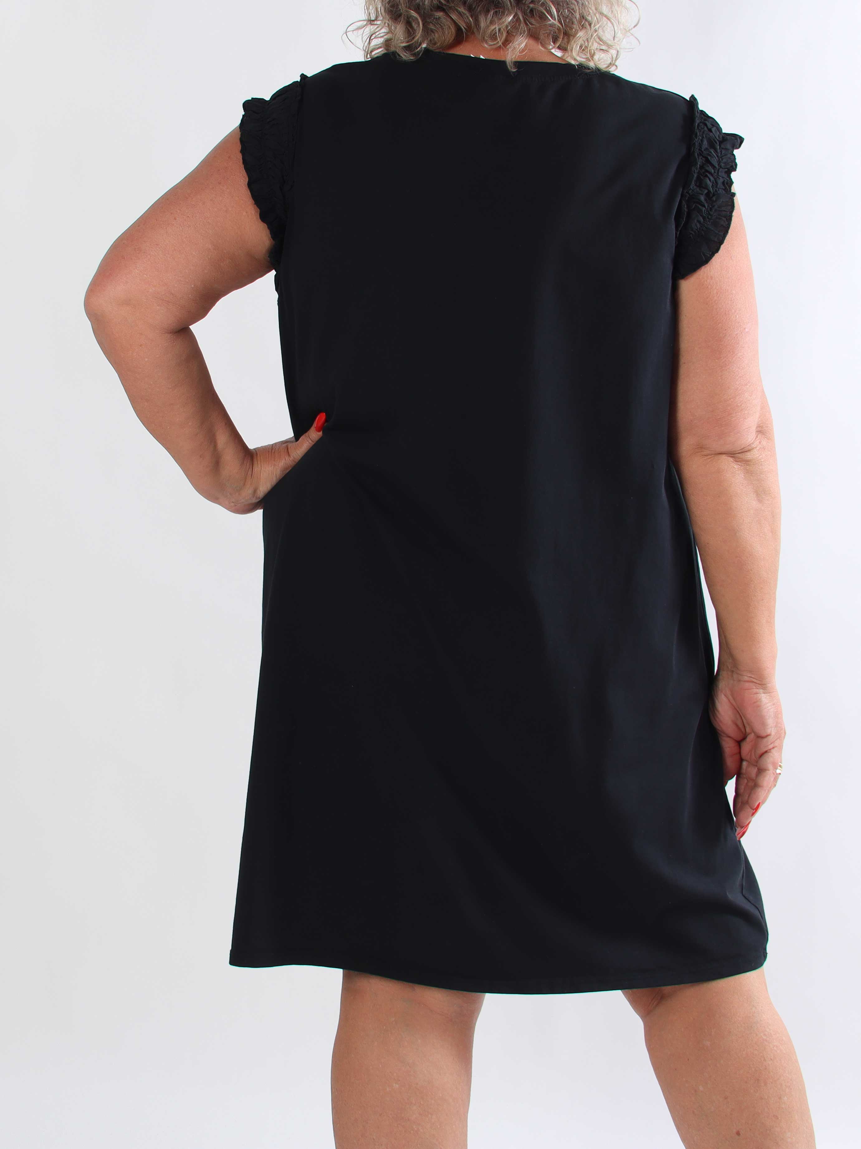 Riley - Plus size T-shirtklänning i mjuk bomull med feminina rynkade ärmar